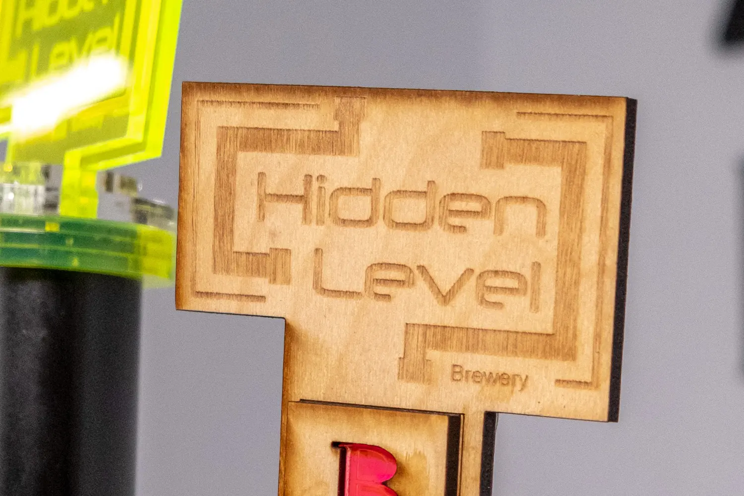 A wooden sign that says hidden level